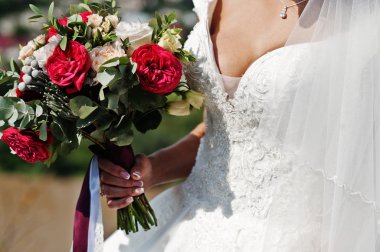 Güzel modern ve zarif düğün buketi.