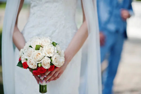 Bonito moderno e elegante buquê de casamento . — Fotografia de Stock