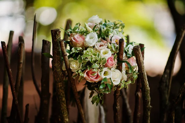 Hermoso ramo de boda moderno y elegante . — Foto de Stock