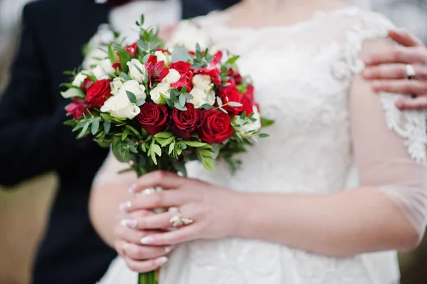 Bonito moderno e elegante buquê de casamento . — Fotografia de Stock