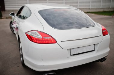 Çiçek süslemeli zarif bir düğün limuzini..