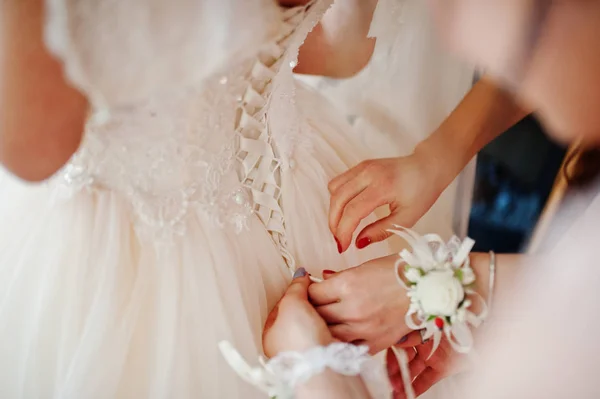 Morgonen då bruden förbereddes. Ung och stilig brud på oss — Stockfoto