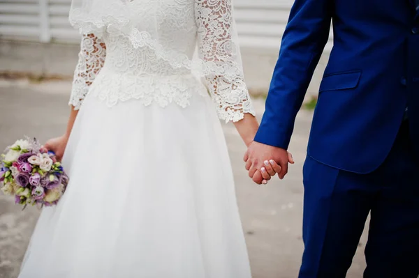 Hochzeitstag. Hände in den Händen eines frisch vermählten Paares. — Stockfoto