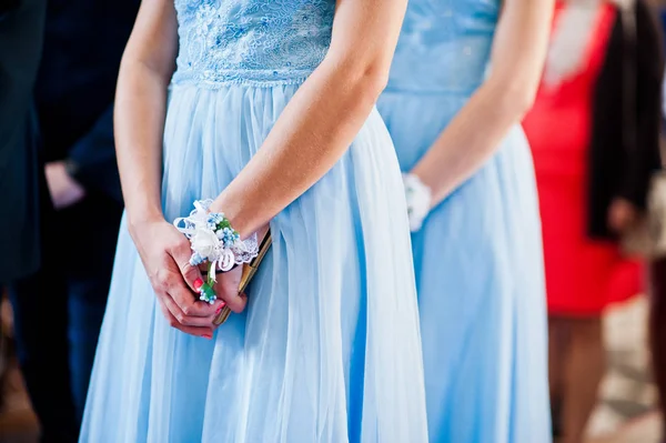 Handen van bruidsmeisjes op blauwe jurken op bruiloft. — Stockfoto