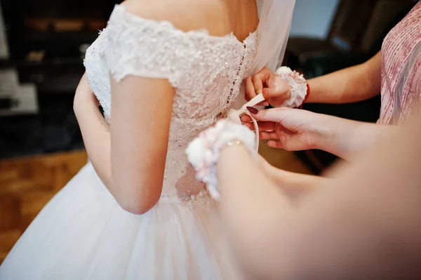 A menyasszony előkészületeinek reggele. Fiatal és jóképű menyasszony. — Stock Fotó