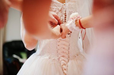 Gelin hazırlığı sabahı. Genç ve yakışıklı gelin