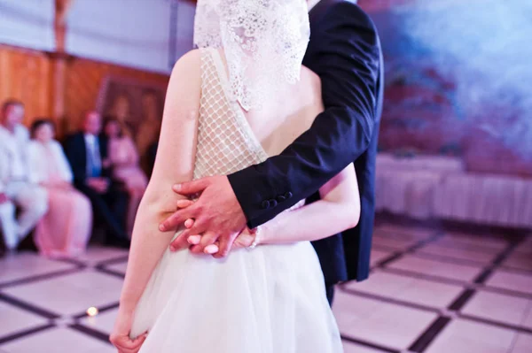 Esküvő napja. Kezeket az ifjú házaspár kezébe.. — Stock Fotó