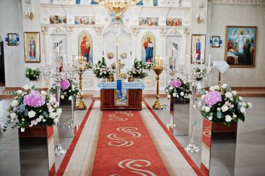Kilise töreninde çok güzel bir düğün dekorasyonu..