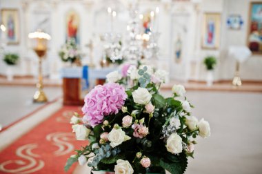 Kilise töreninde çok güzel bir düğün dekorasyonu..