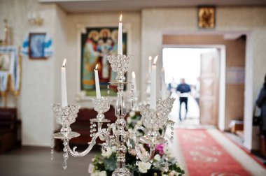 Kilise töreninde çok güzel bir düğün seti süsü. Mumlar