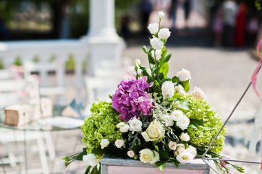 Açık hava seremonisinde çok güzel bir düğün dekorasyonu..