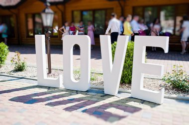 Açık hava seremonisinde çok güzel bir düğün seti süsü. Sevgiler...