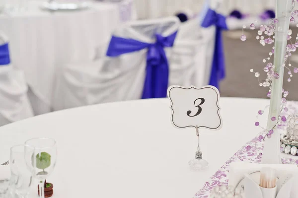 Bonita decoração de conjunto de casamento no restaurante. Número 3 em — Fotografia de Stock