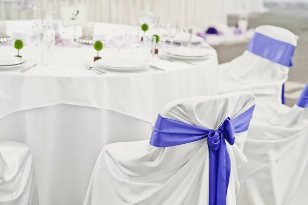 Bonita decoração de conjunto de casamento no restaurante. Cadeiras com — Fotografia de Stock