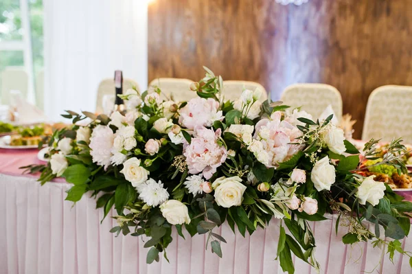 Schöne Hochzeitsdekoration im Restaurant. Blumen auf t — Stockfoto