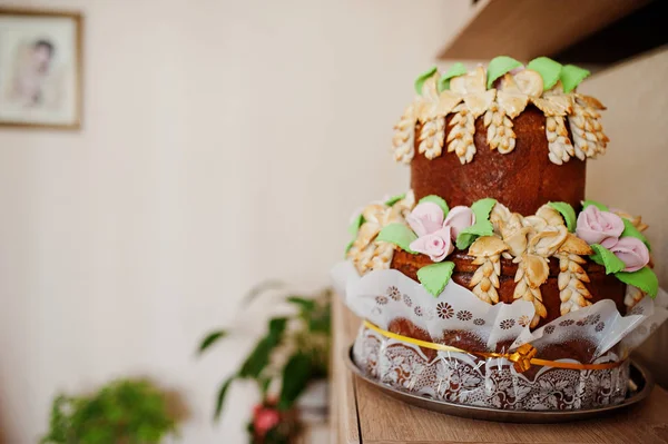 레스토랑에서 아름 다운 웨딩 케이크. — 스톡 사진