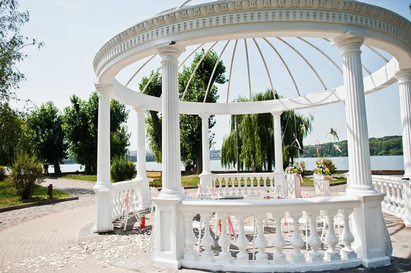 Piękne dekoracje ślubne w ceremonii plenerowej. — Zdjęcie stockowe