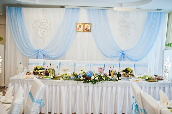 Vacker bröllopsset dekoration i restaurangen. — Stockfoto