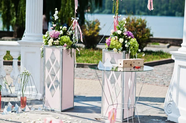 Beautiful wedding set decoration in the outdoor ceremony. — Stock Photo, Image