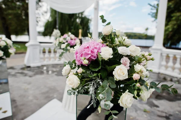 Vackra bröllop set dekoration i utomhus ceremoni. — Stockfoto