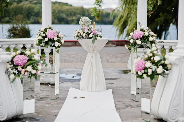 Hermosa decoración de conjunto de boda en la ceremonia al aire libre . — Foto de Stock