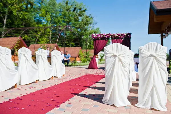 Όμορφη γαμήλια σειρά από καρέκλες διακόσμηση στο υπαίθριο ceremo — Φωτογραφία Αρχείου