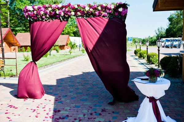 Beautiful wedding set decoration in the outdoor ceremony. — Stock Photo, Image