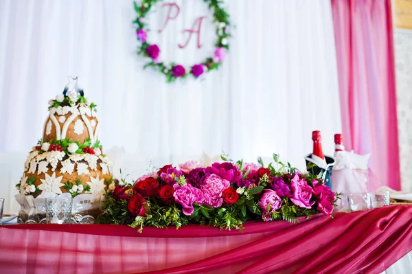 Bonita decoração de conjunto de casamento no restaurante. Flores em t — Fotografia de Stock