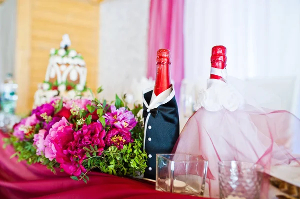 Restoranda çok güzel bir düğün dekorasyonu var. Çiçekler t üzerinde — Stok fotoğraf