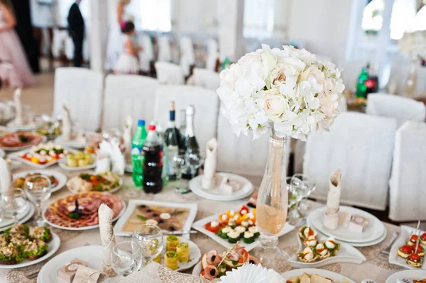 Schöne Hochzeitsdekoration im Restaurant. — Stockfoto