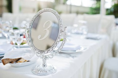 Restoranda çok güzel bir düğün dekorasyonu var. 3 numara çalışıyor. 