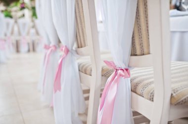 Restoranda çok güzel bir düğün dekorasyonu var. Pembe kurdeleler.