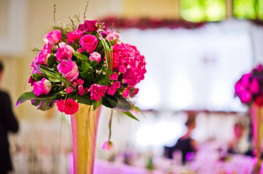 Restoranda çok güzel bir düğün dekorasyonu var..