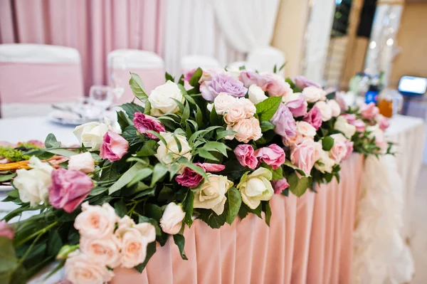 Mooie bruiloft set decoratie in het restaurant. Bloemen op t — Stockfoto