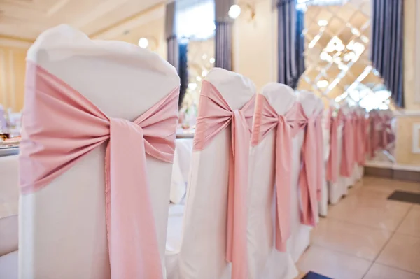 Όμορφη γαμήλια διακόσμηση στο εστιατόριο. Ροζ κορδέλες — Φωτογραφία Αρχείου