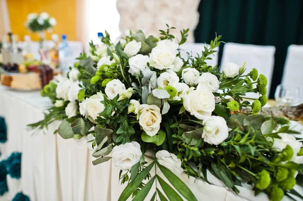 Hermosa decoración de conjunto de boda en el restaurante. Flores en t — Foto de Stock