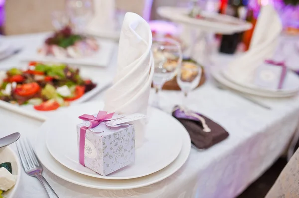 Schöne Hochzeitsdekoration im Restaurant. — Stockfoto