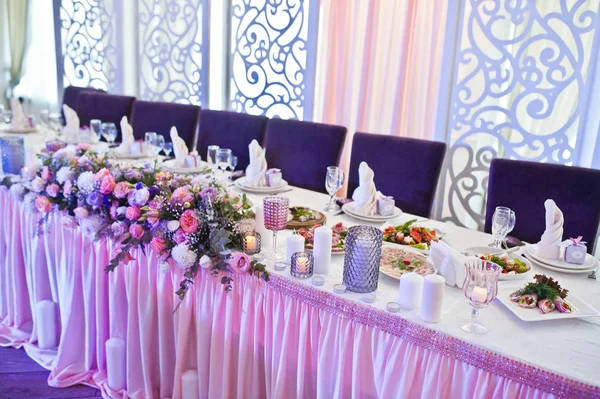 Mooie bruiloft set decoratie in het restaurant. — Stockfoto