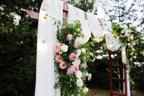 Piękne dekoracje ślubne w ceremonii plenerowej. — Zdjęcie stockowe
