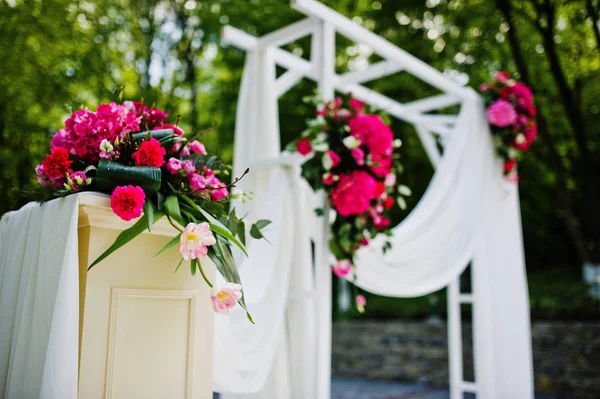 Vackra bröllop set dekoration i utomhus ceremoni. — Stockfoto