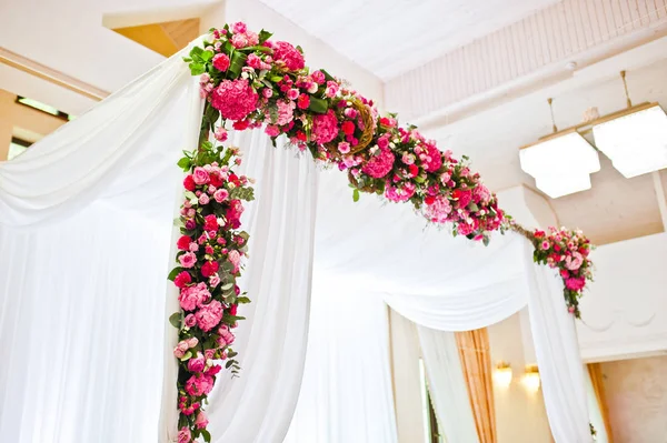 Hermosa decoración de conjunto de boda en el restaurante . — Foto de Stock