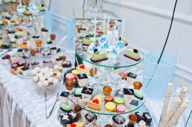 Düğün resepsiyonunda tatlı masası.