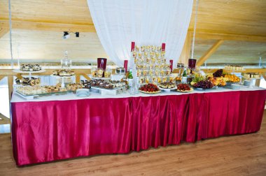 Düğün resepsiyonunda tatlı masası.