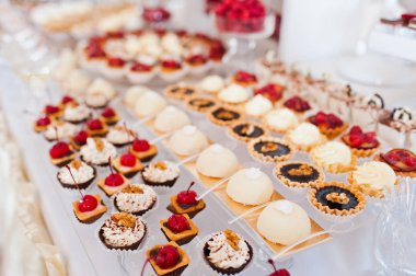 Düğün resepsiyonunda tatlı masası.