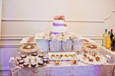 Düğün resepsiyonunda tatlı masası.