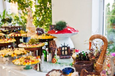 Düğün resepsiyonunda tatlı masası.