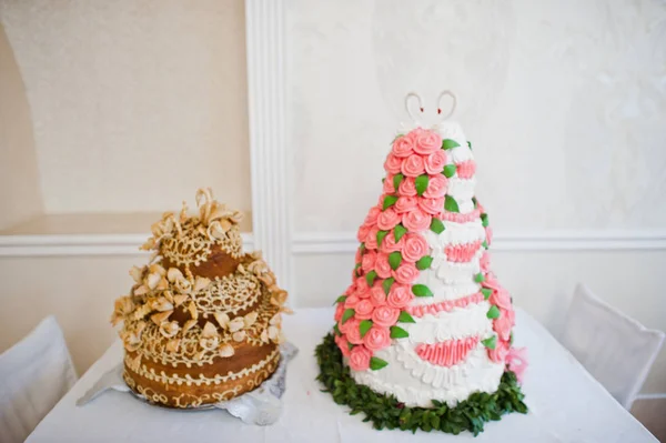 결혼식 피로연에서 두 개의 웨딩 케이크. — 스톡 사진