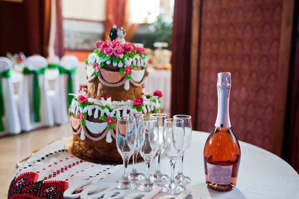 Bottiglia di champagne con bicchieri sul ricevimento di nozze . — Foto Stock