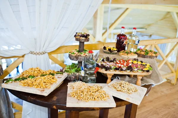 結婚式のレセプションでおいしい軽食のデザートテーブル. — ストック写真