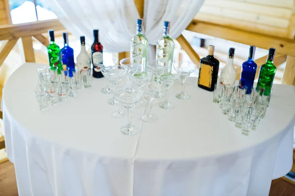 Stół z deserami napoje koktajlowe w recepcji weselnej. — Zdjęcie stockowe